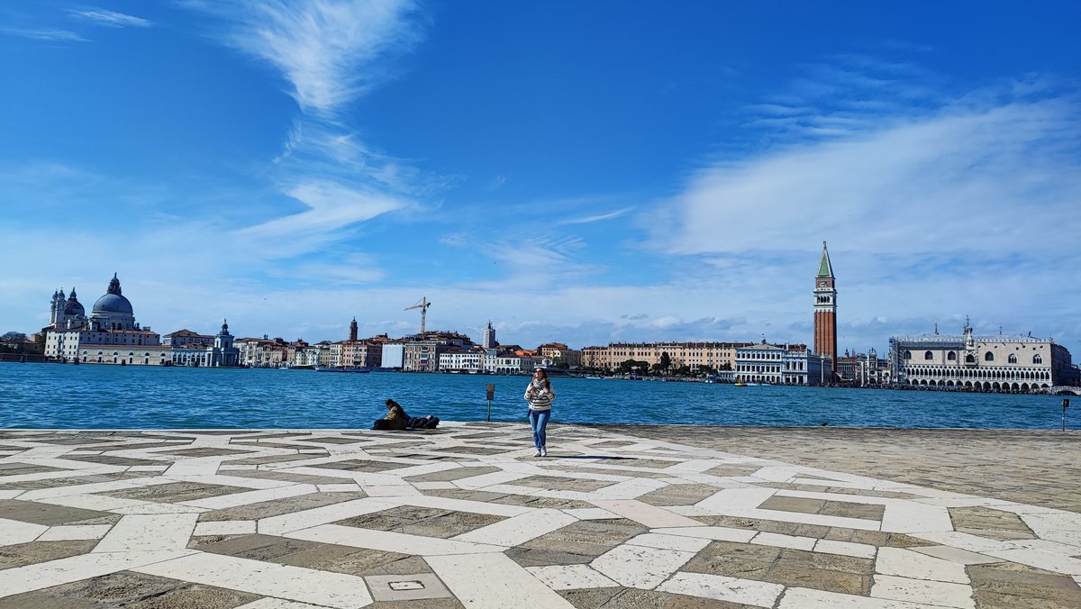 Good morning, I ran out of boring rainy grey day photos of #Venice, so let me remind you what the city looks like with a blue sky!😁

#aphotoofveniceaday #askmeaboutvenice #veniceblogger #veniceblog #베니스  #venicephotos #venicecolors #veniceitaly #slowvenice #secretvenice