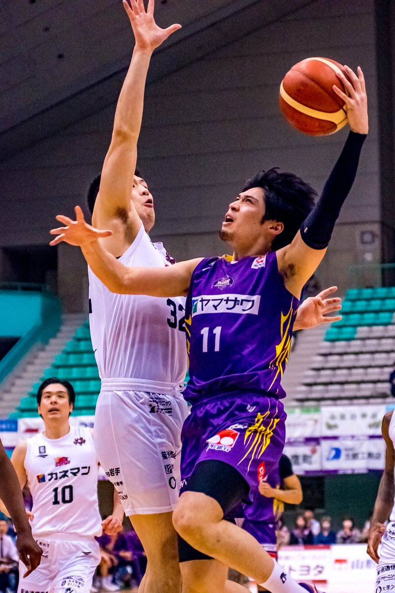 Nemotodaikon's tweet photo. 2024.03/27 山形市スポーツセンター
#山形ワイヴァンズ 87-85 #岩手ビックブルズ
ダブルオーバータイムの勝負は山形のベルの得点でプレイオフ進出へ大きな1勝。岩手はマーティンが退場後、臼井がPFでしぶとく守ったが、最後に力尽きた。
#JamesBell #白戸大聖 #臼井弘樹 #関谷心 #EricThompson https://t.co/QqZLgN8F0H
