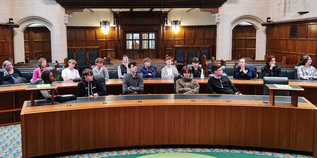 🏛️ Our 6.1 #Politics A Level students travelled into London this week to visit the #UKSupremeCourt. They had a tour of the different chambers, learnt about the constitutional role of the court and assessed its effectiveness as a check on the government's power. 💼 #YourEsher