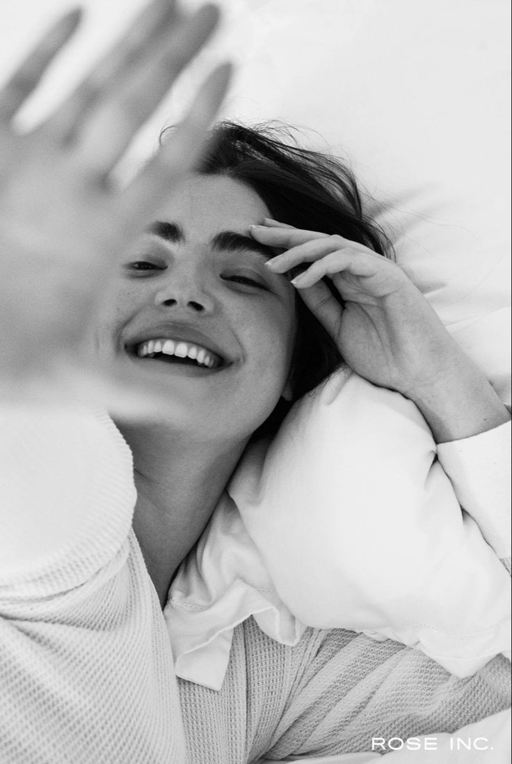 Quelqu'un a dit : Ne traverse pas des océans pour quelqu'un qui ne sauterait même pas dans une flaque d'eau pour toi. J'ai répondu : si, fais-le. Traverse les océans, escalade des montagnes, aime immensément sans conditions. Car dans ce que tu donneras, nul regret existera...

🤍