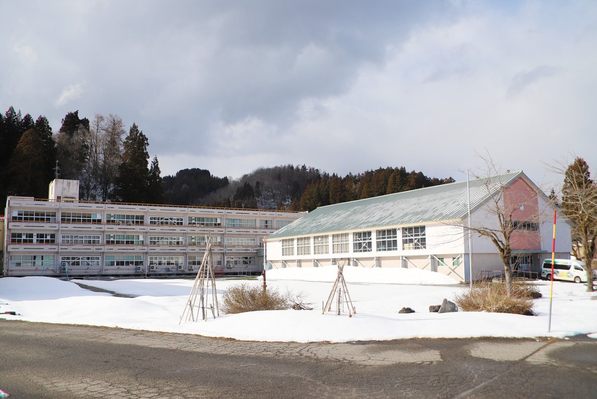kashiwazaki_PR's tweet photo. 【長い間ありがとう！高柳小学校】
3月22日(金)、高柳小の #卒業式 と #閉校式 が開催され、昭和47年から続いた歴史が幕を閉じました。
多くの方が見守る中、卒業証書、修了証書が手渡され、最後に校旗が収納されました。
地域の方々に支えられてきた高柳小学校。ずっと忘れないでいてください✨ https://t.co/IHP5lRARGW