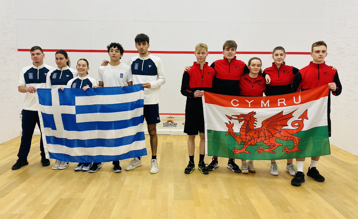 Wales v Greece first match of the day. Team Wales 🏴󠁧󠁢󠁷󠁬󠁳󠁿 Ioan, Erin and Izzy. Good luck all. 🏴󠁧󠁢󠁷󠁬󠁳󠁿 @GtSquash @sqwales