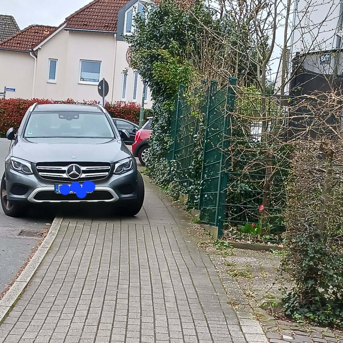 Falschparker Essen/Ruhr #runtervomgehweg tweet media