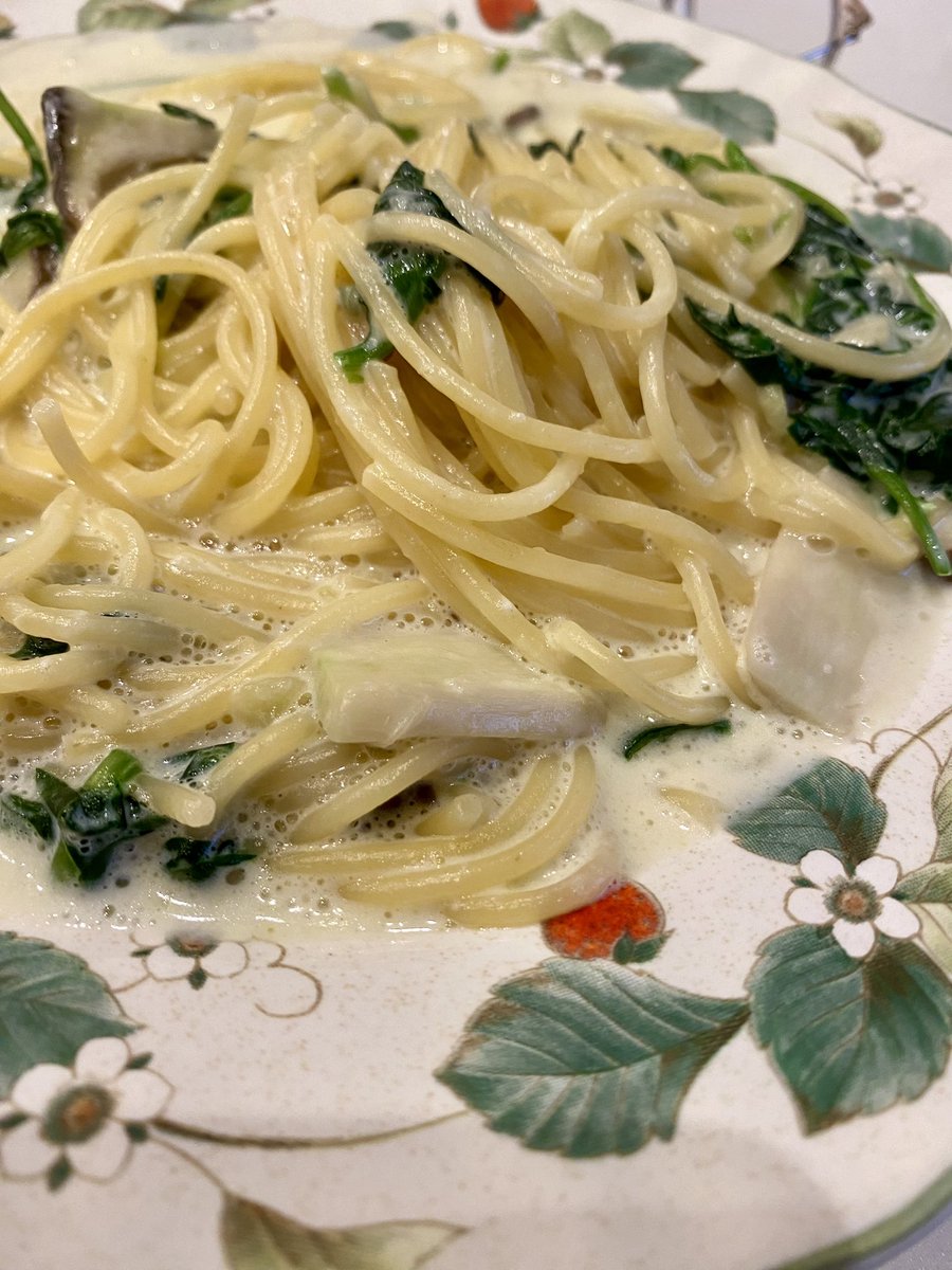 早めご飯😋🍴
無性にクリームパスタ食べたくなってほうれん草とエリンギの #パスタ をササっと

お休みの日に #自炊 をして作り置き！
出来るだけバランス良く意識して最近は腸活のためにきのこ多めに取ってます♪
#レシピ はしめじだったけどエリンギの方が安かった🍄笑
#腸活
#美容
#健康