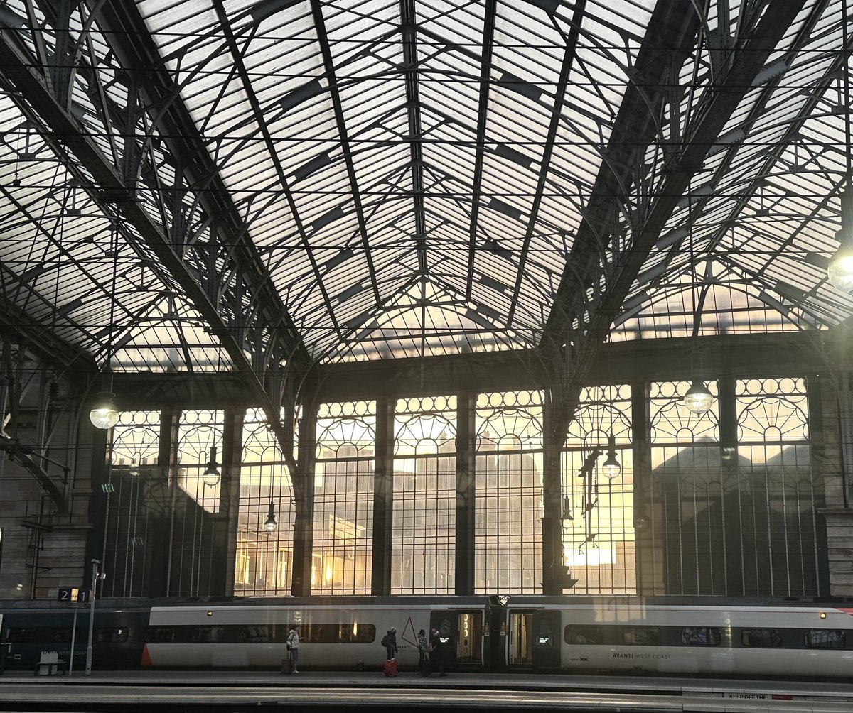 AmandaJDee's tweet image. Always love watching the sunrise over Glasgow Central Station. Taken when not carrying out safety critical work. #dispatchersoftwitter #glasgowcentralstation #glasgowcentral