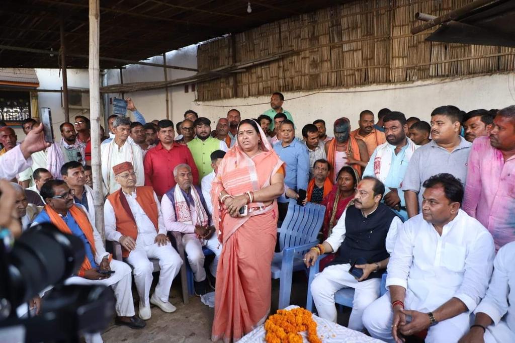 ApnaNwd's tweet photo. नवादा लोकसभा से नॉमिनेशन दाखिल करने के लिए निकले भाजपा प्रत्याशी विवेक ठाकुर, केंद्रीय मंत्री गिरिराज सिंह और वारसलीगंज विधायक अरुणा देवी भी पहुंची समर्थन में।

@_vivekthakur @girirajsinghbjp @BJP4Bihar @cpthakurbjp https://t.co/gAPyjSisbo