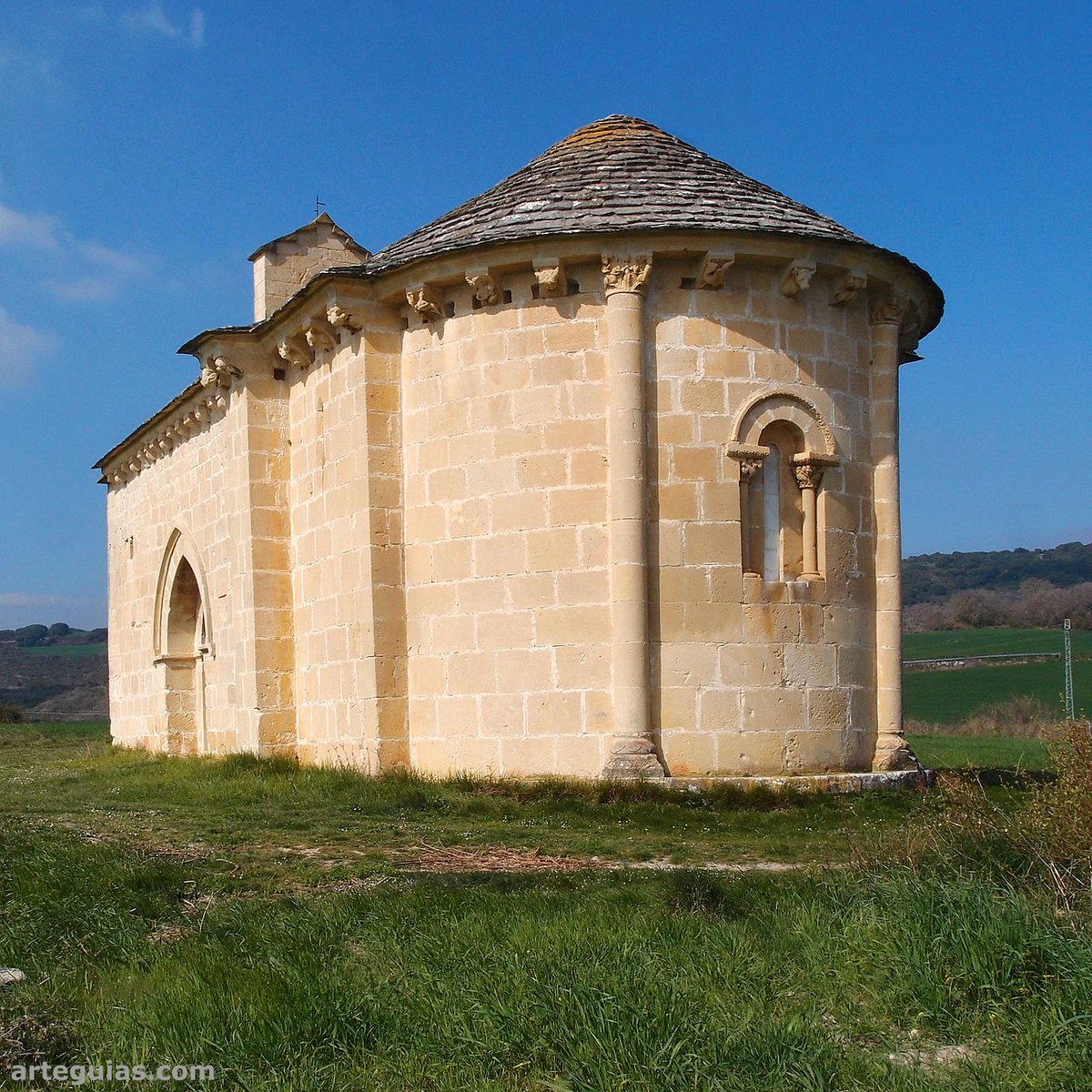 Pocas cosas hay tan fotogénicas como las ermitas románicas rodeadas de campos y sin otros edificios próximos. Así sucede con la Ermita de Santa Catalina de Alejandría, en Azcona (#Navarra) arteguias.com/valleyerri.htm #romanico #arte #rural #turismorural #viajar #monumento