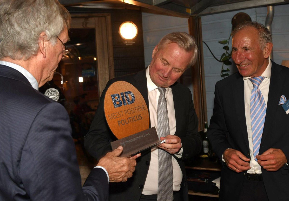 Wat een eer om de prijs voor Meest Positieve Politicus gisterenavond in ontvangst te nemen! Wat ik als staatssecretaris doe en voor elkaar krijg komt dankzij het onvermoeibare team dat naast mij staat. Mijn dank is groot!