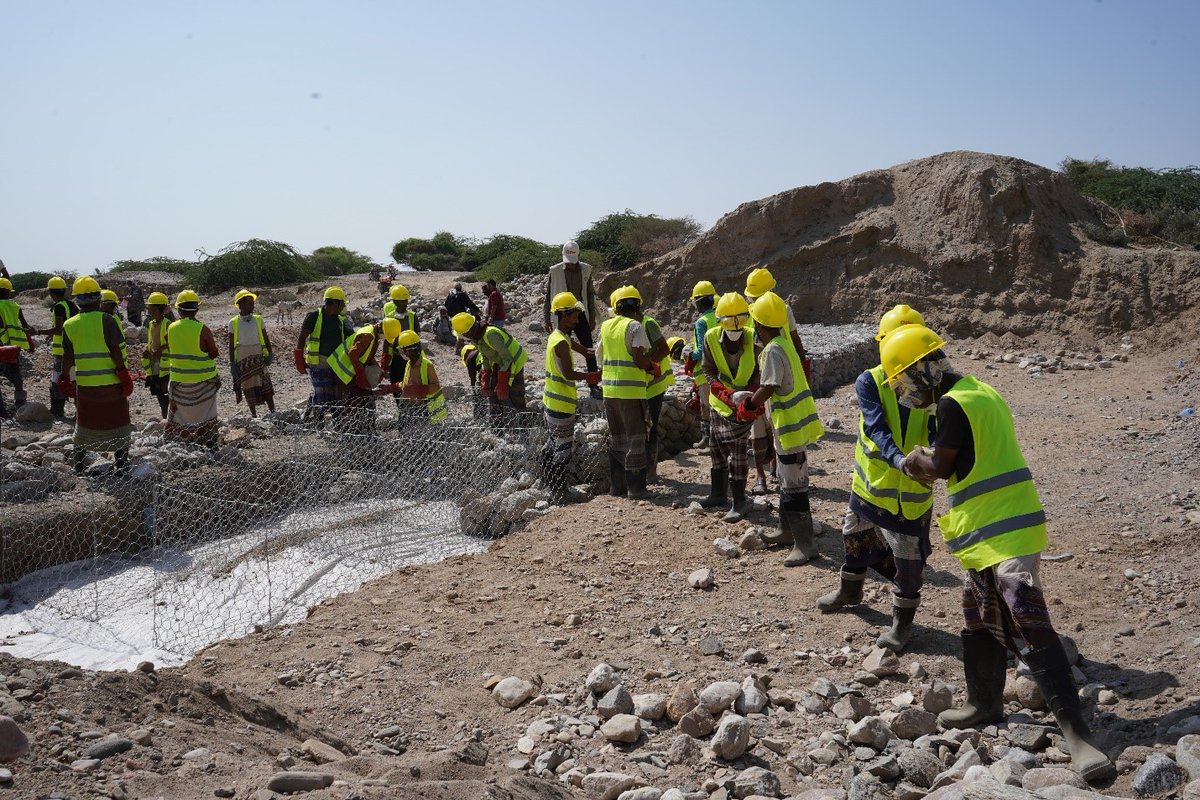 Lack of proper irrigation systems, climate change & water scarcity have forced many farmers in #Abyan #Yemen to abandon their lands Thanks to @UKinYemen, CARE supports 140 residents in building gabions & earning income, benefiting over 5,500 acres of agricultural land in the area