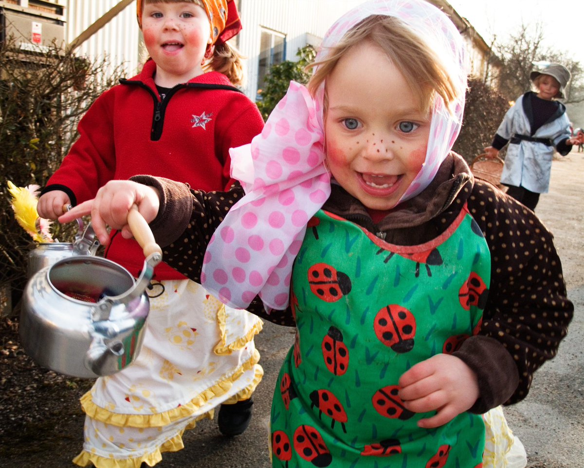 Today the ‘påskkärring’ or Easter witch can be spotted in Sweden. 🧙‍♀️ According to folklore, a witch-like character flew on a broom to the mythical island of ‘Blåkulla’ on Good Friday. Find out more: visitsweden.com/what-to-do/cul…   📷 Ulf Lundin/imagebank.sweden.se