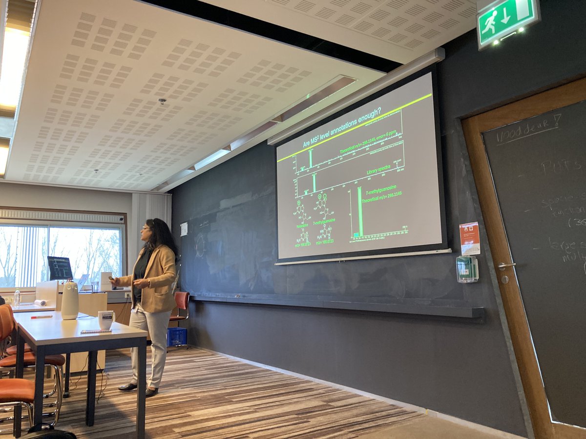 On the fourth day of the @lorentzcenter workshop on Deciphering Microbiome Functions, @Neha10GT explains how to use metabolomics to identify the roles of molecules in microbiome interactions.