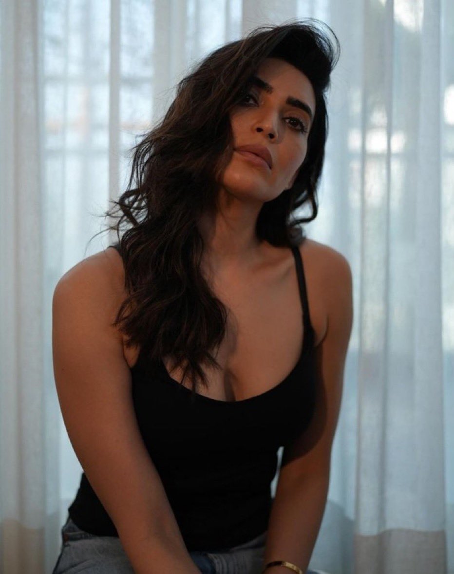IndianCVillaaaa's tweet photo. Fireee haiii ye 🥵🥂#karishmatanna 

#bakire #bollywoodactress #ActressHD #actressbikini #cinemanews #LatestChain #bollywood #karishma https://t.co/RrugP8bv20