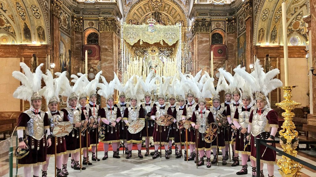 Los armaos ya escoltan los
Pasos de la <a href="/Hdad_Macarena/">Hermandad de la Macarena</a>