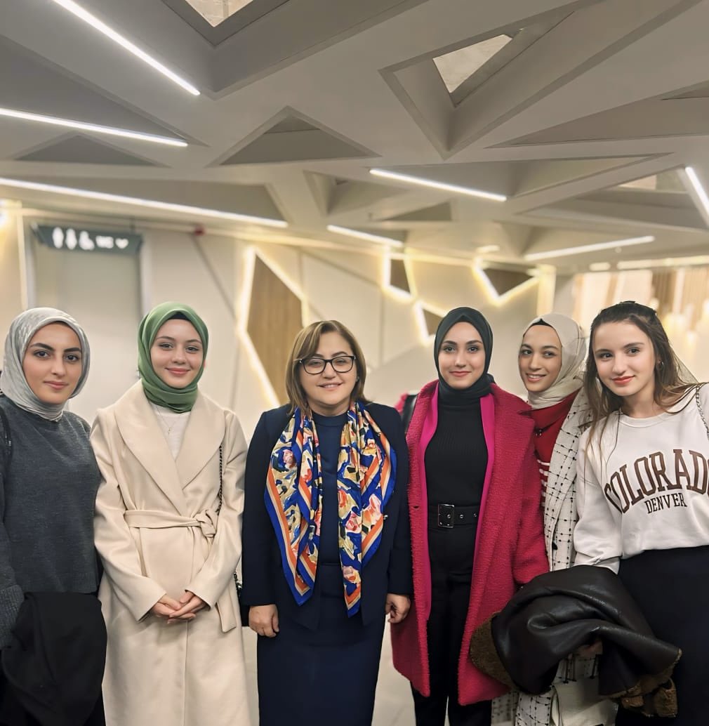 MelisDemir090's tweet photo. 📌GENÇLİK BULUŞMASI
Gençlik aşkıyla gaziantep  programına katılım sagladık. Sn.@FatmaSahin Büyükşehir Belediye Başkanımıza biz gençlerle samimi sohbeti ,merak edilen soruları yanıtlaması, biz gençlere her daim deger vermesinden dolayı çok teşekkür ediyoruz.
@avmustafadurmus https://t.co/dUEtTM5GT9