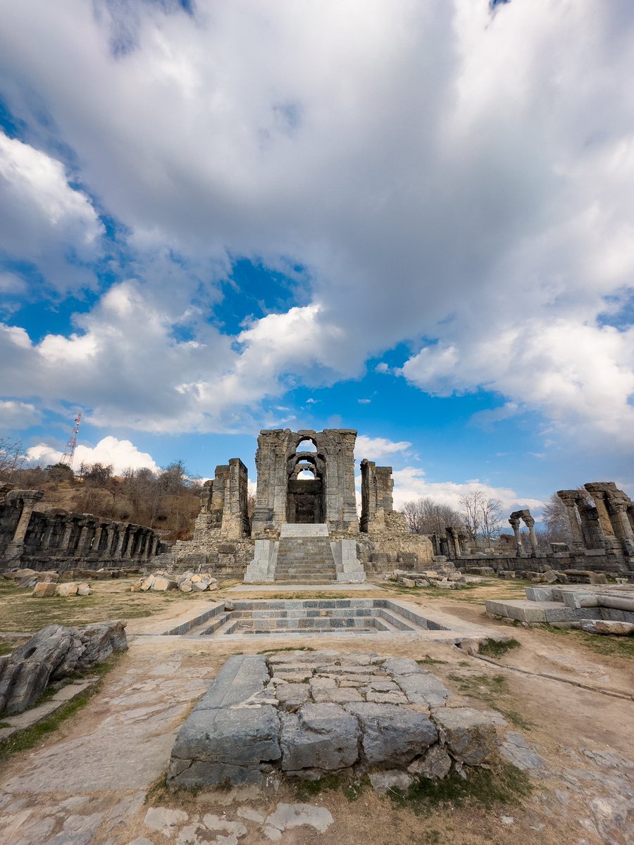 aditiraval's tweet photo. Do not complete your Kashmir trip without visiting ANCIENT TEMPLE OF MARTAND (The Sun Temple) 🛕 https://t.co/ZmjXG7dNRt