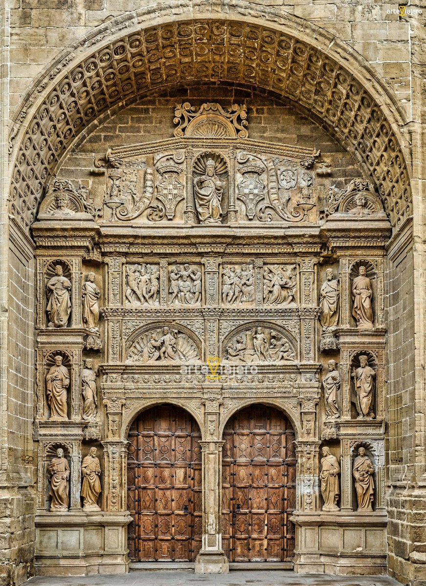 La magnífica portada de la iglesia de Santo Tomás en Haro (La Rioja). Auténtica genialidad del Renacimiento atribuida el célebre escultor Felipe Bigarny #FelizJueves #BuenosDias #photograghy