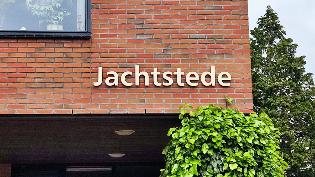 Jachtstede (Loosely translated as 'hunting lodge') is a 2002 building featuring 4 apartments.

#Haren #typography #TypeInNL #TypeInHaren