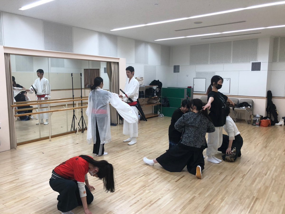 Infinty777's tweet photo. 【太刀華祭まで、後2日】
【あらすじ紹介（再掲）】

昨夜、最終稽古が終わりました❗とても、とても良き作品と相成りました。これに更に光が付くとどうなるのか今からワクワクが止まりません👍

4ヶ月前の12月に動き出して良かった。
これまでなら『無い』恐怖に怯えて立止や待っていた。でも、今は違う。願い動けば整ってくる事を知ったから✌️

観劇なさる方は、是非とも下記のあらすじに目をお通し下さいませ🙇‍♂
〜〜〜〜〜〜〜〜〜〜〜〜〜〜〜〜〜〜

★八百万之命　『国産み』あらすじ★

●導入①祝詞奏上

祝詞（のりと）とは、神道の祭祀において神に対して唱える言葉です。独特の文体・措辞・書式を持ち、神に感謝の気持ちを伝えたり、願い事を祈ったりするために用いられます。今回は以下の祓詞を奏上します。

掛けまくも畏き伊邪那岐大神
（かけまくもかしこきいざなぎのおほかみ）

筑紫の日向の橘の小戸の阿波岐原に
（つくしのひむかのたちばなのをどのあはぎはらに）

御禊祓へ給ひし時に生り坐せる祓戸の大神等
（みそぎはらへたまひしときになりませるはらへどのおほかみたち）

諸諸の禍事罪穢有らむをば
（もろもろのまがごとつみけがれあらむをば）

祓へ給ひ清め給へと白す事を聞こし召せと
（はらへたまひきよめたまへとまをすことをきこしめせと）

恐み恐みも白す
（かしこみかしこみもまをす）

●導入②カタカムナ

カタカムナは、とっても古い日本の歌で秘密の文字で書かれていて、それらには宇宙や自然の秘密が隠されていると言われいます。難しい言葉も書いてありますが、優しい気持ちになれる言葉もたくさんあり、カタカムナを読むと、心が落ち着いたり、元気になったり、不思議な力をもらえたりします。今回は全80首の中から、特に力の強い5〜8首を読み上げます。

★第5首
ヒフミヨイ　マワリテメクル　ムナヤコト　アウノスヘシレ　カタチサキ

★第6首
ソラニモロケセ　ユヱヌオヲ　ハエツヰネホン　カタカムナ

★第7首
マカタマノ　アマノミナカヌシ　タカミムスヒ　　ミスマルノタマ

★第8首
ウマシタカカム　アシカビヒコ　トコロチマタノ　トキオカシ

●1幕
まだ地上には何も無く、天と地の陰と陽の力が混ざりあい、空を創り、雲海を創り出していく。そんな中で、３組の夫婦神が生まれる。その中にイザナギとイザナミの姿が。光の橋を渡り、二人はアメノヌボコ（槍）で雲海をかき混ぜると最初の島「おのごろしま」が生まれて、その島で二人は出会いの儀式をする。

島の中心の山（柱）を中心に周り会ってイザナミからイザナギに声を掛けるがしっくりこない。同じことを今度はイザナギからやってみると上手くいき、二人はその島で交わり国産み、神産みを始じめる。二人で次々と島や神を生み出していく。

●2幕
急に苦しみ出すイザナミ。次第にその体を炎が包み込み、中からカグツチが生まれる。

産まれた喜びを大いに表し父親であるイザナミに近づいていく。が、怒りに狂ったイザナギはカグツチに襲い掛かる。
殺されまいと抵抗するものの、イザナギによって首を落とされる。悲しみにくれるイザナギ。

●3幕
イザナミを求めて、死者が向かう根の国に降り立ったイザナギ。根の国の歪な木々達（醜女達で表現）を抜けて、とうとうイザナミの元へ辿りつくイザナギ。

愛するイザナミを見つけたイザナギの呼びかに応え、根の国の神と相談するイザナミ。

待っている間、決して姿を見ないよう、とイザナギは約束をしますが、、、待ち切れないイザナギはイザナミの姿を見てしまいます。そして飛び込んで来たのは、イザナミの変わり果てた姿であった

●4幕
怒り狂ったイザナミと醜女達に追いかけられるイザナギ。応戦するも、何度も迫ってくる醜女達。

醜女達を退けてイザナミと対峙するが、攻撃出来ず、逃げるイザナギ。無事に地上まで逃げて千曳の岩を挟んで対峙する。

●5幕
根の国とこの世の境目、黄泉比良坂を大岩で塞いだイザナギ。行く手を塞がれたイザナミは『愛しい貴方！こんなことをするなら、この世の人間を一日、千人殺しましょう』と叫びます。イザナギはそれを受けて『愛しい妻よ。それなら、私は一日に千五百人の産声を上げよう』と返しました。

こうしてこの世に、生と死が生まれたのです。

●終幕
根の国から戻ったイザナギは穢れを落とす為、泉にて体を洗い清めました。その際、左目からアマテラスが、右目からツクヨミが、鼻からはスサノオが生まれました。

イザナギは大層喜び、アマテラスには神々の住む世界、高天原を。

ツクヨミには夜の世界を、スサノオには海を治めるよう決められました。

そして、物語は次の世代に進んでいくのです。

〜〜〜〜〜〜〜〜〜〜〜〜〜〜〜〜〜〜

ここまでご覧頂き、誠にありがとうございます😊

太刀華祭の詳細は、⏬引用元からご覧下さい🙇‍♂