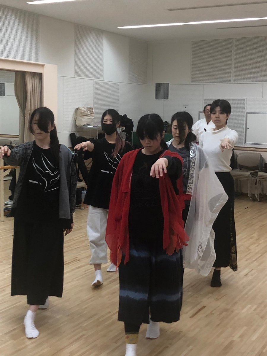 Infinty777's tweet photo. 【太刀華祭まで、後2日】
【あらすじ紹介（再掲）】

昨夜、最終稽古が終わりました❗とても、とても良き作品と相成りました。これに更に光が付くとどうなるのか今からワクワクが止まりません👍

4ヶ月前の12月に動き出して良かった。
これまでなら『無い』恐怖に怯えて立止や待っていた。でも、今は違う。願い動けば整ってくる事を知ったから✌️

観劇なさる方は、是非とも下記のあらすじに目をお通し下さいませ🙇‍♂
〜〜〜〜〜〜〜〜〜〜〜〜〜〜〜〜〜〜

★八百万之命　『国産み』あらすじ★

●導入①祝詞奏上

祝詞（のりと）とは、神道の祭祀において神に対して唱える言葉です。独特の文体・措辞・書式を持ち、神に感謝の気持ちを伝えたり、願い事を祈ったりするために用いられます。今回は以下の祓詞を奏上します。

掛けまくも畏き伊邪那岐大神
（かけまくもかしこきいざなぎのおほかみ）

筑紫の日向の橘の小戸の阿波岐原に
（つくしのひむかのたちばなのをどのあはぎはらに）

御禊祓へ給ひし時に生り坐せる祓戸の大神等
（みそぎはらへたまひしときになりませるはらへどのおほかみたち）

諸諸の禍事罪穢有らむをば
（もろもろのまがごとつみけがれあらむをば）

祓へ給ひ清め給へと白す事を聞こし召せと
（はらへたまひきよめたまへとまをすことをきこしめせと）

恐み恐みも白す
（かしこみかしこみもまをす）

●導入②カタカムナ

カタカムナは、とっても古い日本の歌で秘密の文字で書かれていて、それらには宇宙や自然の秘密が隠されていると言われいます。難しい言葉も書いてありますが、優しい気持ちになれる言葉もたくさんあり、カタカムナを読むと、心が落ち着いたり、元気になったり、不思議な力をもらえたりします。今回は全80首の中から、特に力の強い5〜8首を読み上げます。

★第5首
ヒフミヨイ　マワリテメクル　ムナヤコト　アウノスヘシレ　カタチサキ

★第6首
ソラニモロケセ　ユヱヌオヲ　ハエツヰネホン　カタカムナ

★第7首
マカタマノ　アマノミナカヌシ　タカミムスヒ　　ミスマルノタマ

★第8首
ウマシタカカム　アシカビヒコ　トコロチマタノ　トキオカシ

●1幕
まだ地上には何も無く、天と地の陰と陽の力が混ざりあい、空を創り、雲海を創り出していく。そんな中で、３組の夫婦神が生まれる。その中にイザナギとイザナミの姿が。光の橋を渡り、二人はアメノヌボコ（槍）で雲海をかき混ぜると最初の島「おのごろしま」が生まれて、その島で二人は出会いの儀式をする。

島の中心の山（柱）を中心に周り会ってイザナミからイザナギに声を掛けるがしっくりこない。同じことを今度はイザナギからやってみると上手くいき、二人はその島で交わり国産み、神産みを始じめる。二人で次々と島や神を生み出していく。

●2幕
急に苦しみ出すイザナミ。次第にその体を炎が包み込み、中からカグツチが生まれる。

産まれた喜びを大いに表し父親であるイザナミに近づいていく。が、怒りに狂ったイザナギはカグツチに襲い掛かる。
殺されまいと抵抗するものの、イザナギによって首を落とされる。悲しみにくれるイザナギ。

●3幕
イザナミを求めて、死者が向かう根の国に降り立ったイザナギ。根の国の歪な木々達（醜女達で表現）を抜けて、とうとうイザナミの元へ辿りつくイザナギ。

愛するイザナミを見つけたイザナギの呼びかに応え、根の国の神と相談するイザナミ。

待っている間、決して姿を見ないよう、とイザナギは約束をしますが、、、待ち切れないイザナギはイザナミの姿を見てしまいます。そして飛び込んで来たのは、イザナミの変わり果てた姿であった

●4幕
怒り狂ったイザナミと醜女達に追いかけられるイザナギ。応戦するも、何度も迫ってくる醜女達。

醜女達を退けてイザナミと対峙するが、攻撃出来ず、逃げるイザナギ。無事に地上まで逃げて千曳の岩を挟んで対峙する。

●5幕
根の国とこの世の境目、黄泉比良坂を大岩で塞いだイザナギ。行く手を塞がれたイザナミは『愛しい貴方！こんなことをするなら、この世の人間を一日、千人殺しましょう』と叫びます。イザナギはそれを受けて『愛しい妻よ。それなら、私は一日に千五百人の産声を上げよう』と返しました。

こうしてこの世に、生と死が生まれたのです。

●終幕
根の国から戻ったイザナギは穢れを落とす為、泉にて体を洗い清めました。その際、左目からアマテラスが、右目からツクヨミが、鼻からはスサノオが生まれました。

イザナギは大層喜び、アマテラスには神々の住む世界、高天原を。

ツクヨミには夜の世界を、スサノオには海を治めるよう決められました。

そして、物語は次の世代に進んでいくのです。

〜〜〜〜〜〜〜〜〜〜〜〜〜〜〜〜〜〜

ここまでご覧頂き、誠にありがとうございます😊

太刀華祭の詳細は、⏬引用元からご覧下さい🙇‍♂