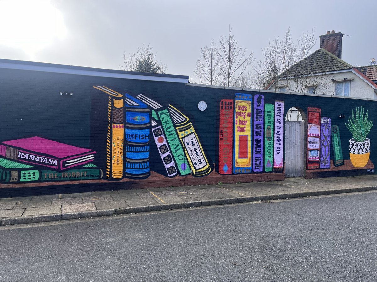 Welcomed to <a href="/Avanti_CourtPS/">Avanti Court Primary School</a> this morning by this beautiful mural featuring so many gorgeous books from the literature spine and others voted for by pupils 😍#lovereading