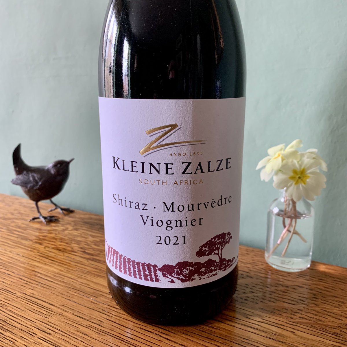 Every vintage of this @kleine_zalze Shiraz-based blend is given a lift by a smidgen of Viogner. It's always good value and it's great value when on offer, as now. New #wineoftheweek Perfect #Easterwine joannasimon.com/post/wine-of-t… #SouthAfricanwine 🇿🇦🍷