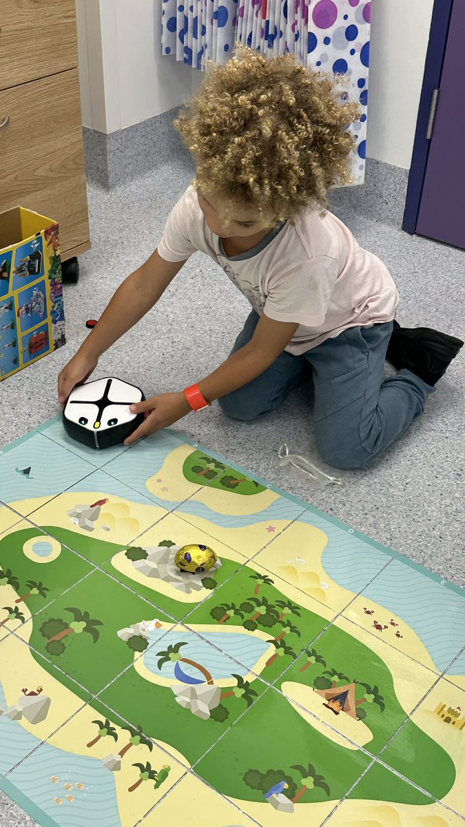 We’ve been celebrating Easter on the Kids Ward with great teaching & learning. Our Kindy student demonstrated his understanding of positional language by directing an iRobot through an Easter egg hunt. Egg-cellent work! 🐰 🐣🍫 #ProudlyPublic #LoveWhereYouLearn @NSWEducation