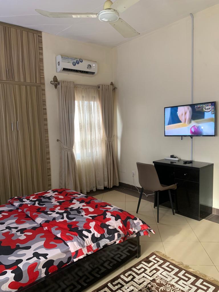Synergyrealpro's tweet image. A luxury well furnished 2 bedrooms  apartment available for short-let in Apo, Abuja.
it is located within a serene environment with comfortable bed and mattress.
price : #55,000