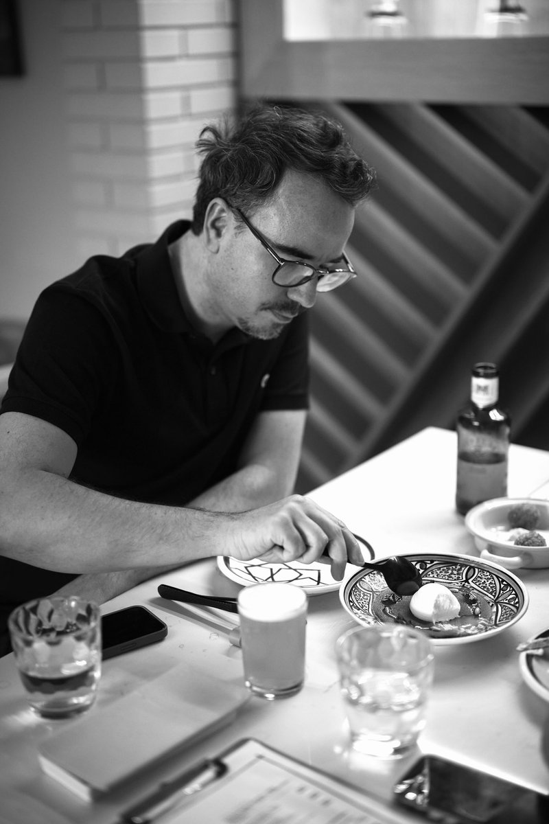 Paco's way 💥🔝

FLAMENQUÍN IBÉRICO edam, pimiento verde y mahonesa de perejil. 
〰️ 〰️ 〰️
IBERICO FLAMENQUIN
edam, green pepper and parsley mayo

𝗘𝗹 𝗕𝗮𝗿 𝗱𝗲 𝗣𝗮𝗰𝗼 𝗠𝗼𝗿𝗮𝗹𝗲𝘀 
#ElBardePaco #bardePM