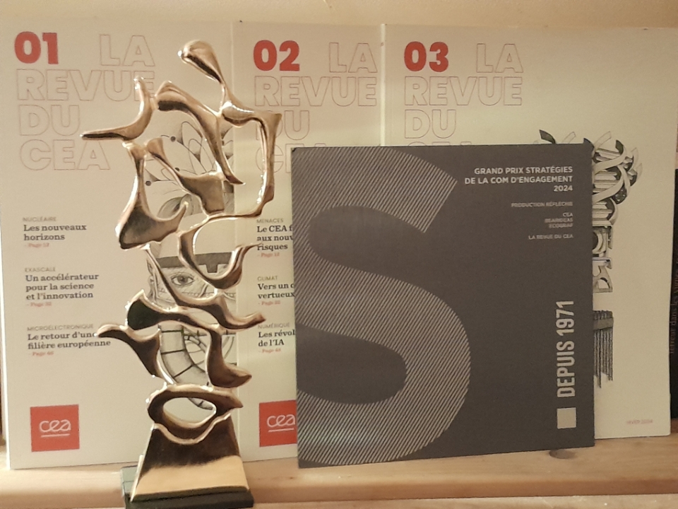 #Prix🏆| Le CEA est fier d'avoir reçu la 🥇 du grand prix TOPCOM dans la catégorie « Edition/Journal externe » et la 🥈du grand prix @Strategies de la « Production réfléchie » pour 'La Revue du CEA' ! Retrouvez nos 3 premiers numéros 👉bit.ly/La-Revue-Du-CEA