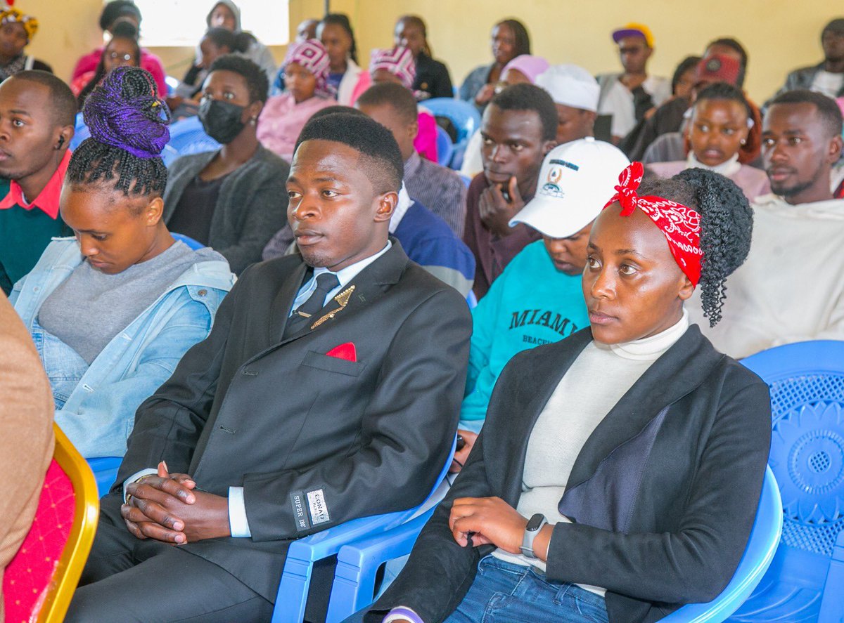 eMobilis's tweet photo. Got questions about online work? Our expert mentors are here to help! Join us for an enriching session at Nyahururu VTC for the Upper Central Online Workers Meet up #TheFutureWorksOnline  #AjiraMashinani @AjiraDigital https://t.co/1Ldiw18AHL