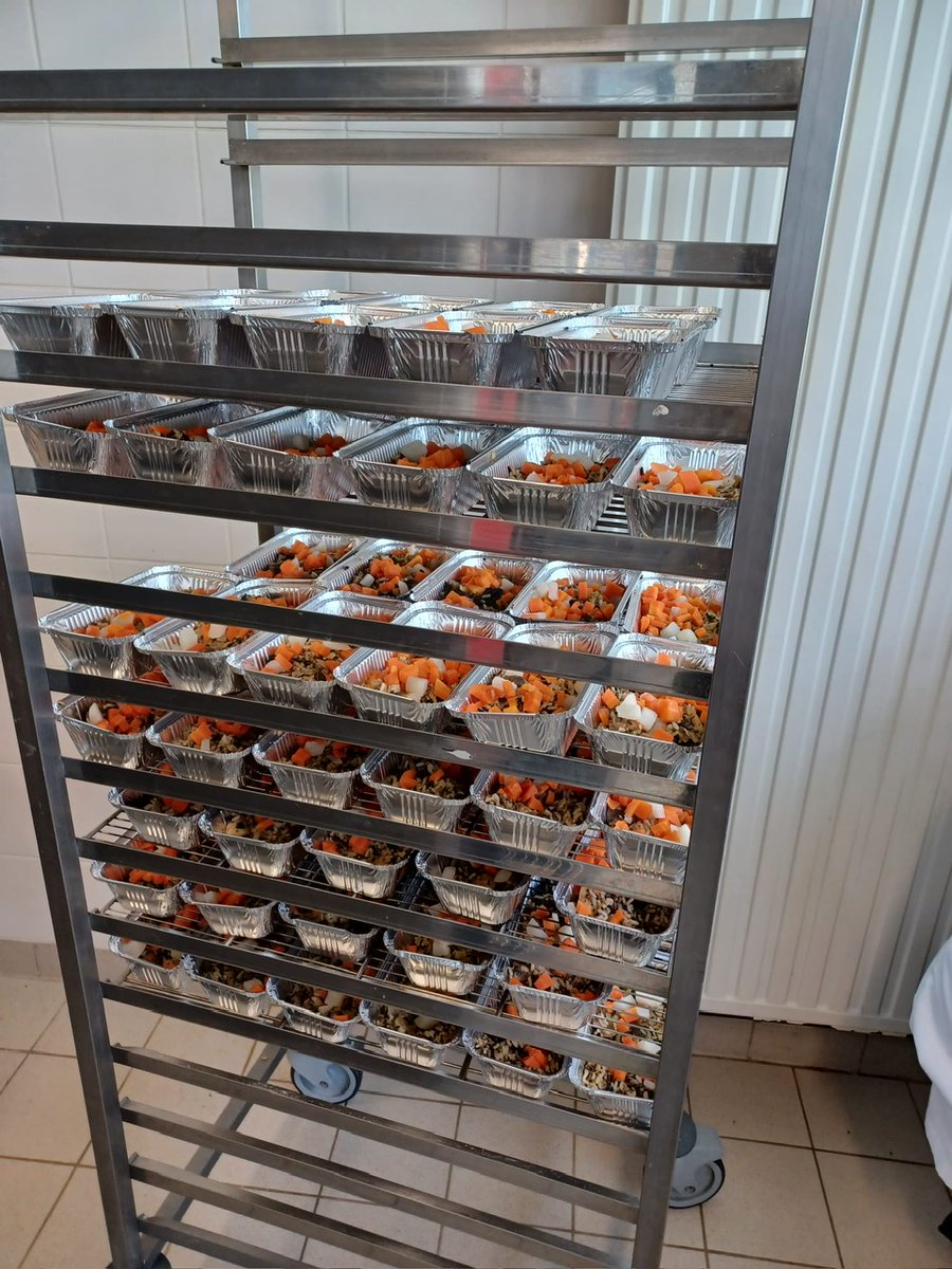 Ce lundi, une action caritative a eu lieu au lycée J. de la Taille de Pithiviers (45) en partenariat avec <a href="/LaTableeChefsFr/">La Tablée des Chefs France</a>🧑‍🍳
Les élèves de CAP Cuisine ont réalisé 100 repas remis aux bénévoles du <a href="/SecoursPop/">Secours populaire</a> pour distribution aux familles du secteur.
Bravo pour cette initiative👏