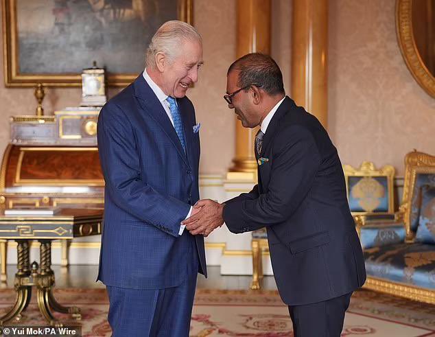 Mohamed Nasheed (@mohamednasheed) on Twitter photo I was honoured to be granted an audience yesterday with His Majesty King Charles III. I believe His Majesty and <a href="/TheCVF/">Climate Vulnerable Forum</a> share many concerns, including the need to unlock private capital for environmental and clean energy projects in developing countries. I was honoured to be granted an audience yesterday with His Majesty King Charles III. I believe His Majesty and <a href="/TheCVF/">Climate Vulnerable Forum</a> share many concerns, including the need to unlock private capital for environmental and clean energy projects in developing countries.
