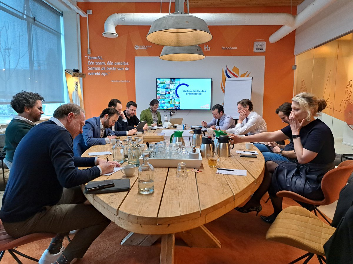 De stuurgroep #BrabantStad kijkt naar de toekomst en zit vol mooie plannen om de komende jaren mee aan de slag te gaan! Gisteren kwamen we samen in de inspirerende #TeamNL Room van <a href="/SXEindhoven/">SX Eindhoven</a> #WijzijnBrabantStad