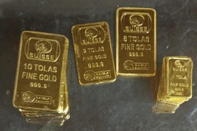 gallinews's tweet photo. Gold 6.11 Kg Value 3.52 Crore Ke Sath 20000 US Dollars Mobile Phone Sieze Kiya Customs Ne At Airport During 24 - 27 March

Read Full News: https://t.co/oDBjDz6cNk

#airporthaul #CustomsAlert #customscheck #GoldSeized #goldsmuggling #internationalairport https://t.co/htdi4EnyvT