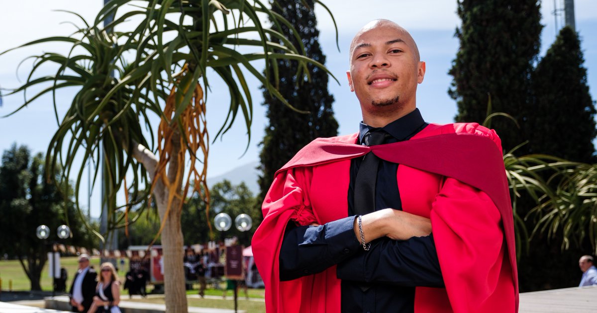 🎓 PhD recipient Dr Steve Chingwaru's groundbreaking research in geomatallurgy is turning heads. At just 26, he's uncovered potentially the world's largest invisible gold resource, valued at R450 billion. 𝑹𝒆𝒂𝒅 𝒎𝒐𝒓𝒆 𝒉𝒆𝒓𝒆 👉 bit.ly/3xm1cqF