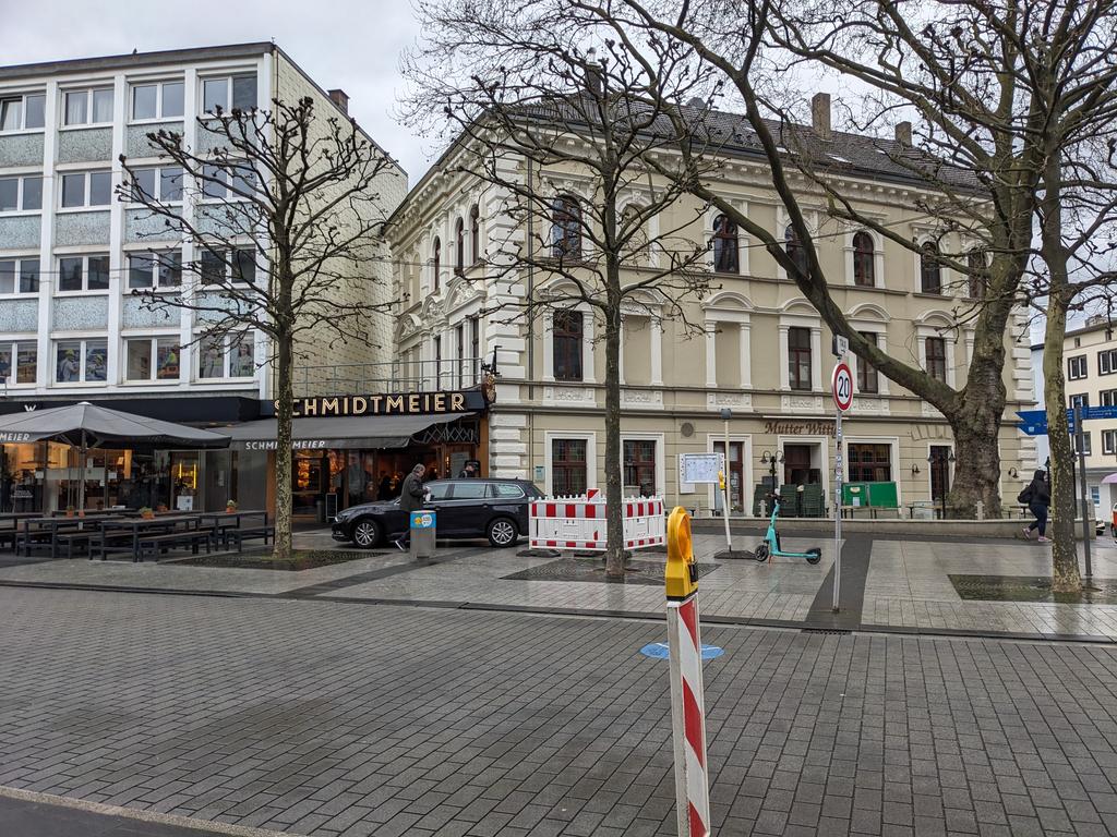 Kein Grund sich an das Fahr- und Parkverbot zu halten, wenn man trocken zum Bäcker kommen möchte. 

In @bochum_de sehen die Verkehrsüberwachung und die Polizei großzügig weg oder nutzen im Falle der Polizei (<a href="/polizei_nrw_bo/">Polizei NRW BO</a>) vermeintliche Sonderrechte beim Einkauf.