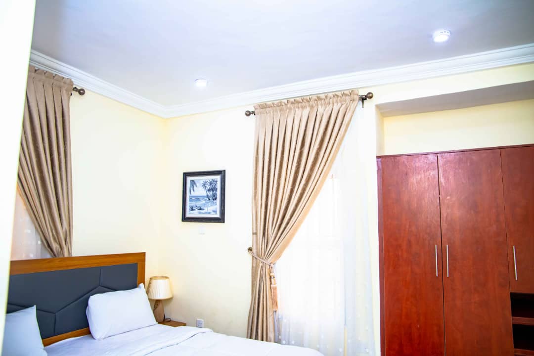 Synergyrealpro's tweet image. Our exquisite two-bedroom apartment is  available for short-term let. It's located in a prime location and it's fully furnished with a well-equipped kitchen, and comfortable bedrooms, gas cooker ,washing machine, oven etc .
price : #65,000 per day
Contact: 08188862193