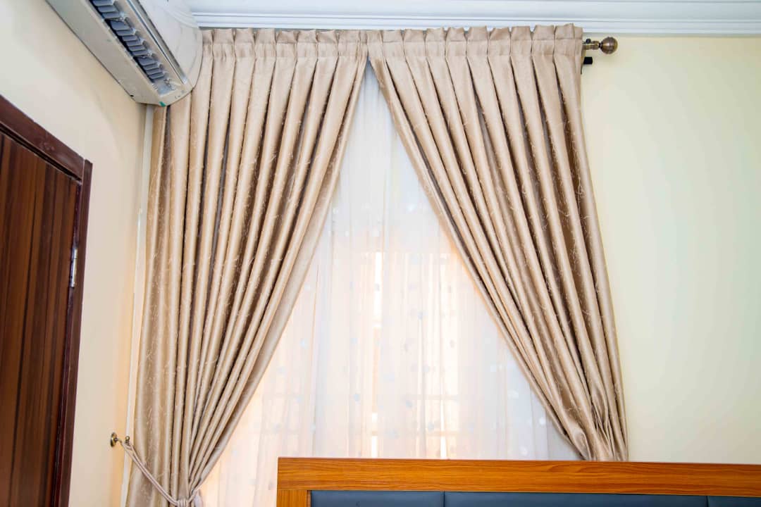 Synergyrealpro's tweet image. Our exquisite two-bedroom apartment is  available for short-term let. It's located in a prime location and it's fully furnished with a well-equipped kitchen, and comfortable bedrooms, gas cooker ,washing machine, oven etc .
price : #65,000 per day
Contact: 08188862193