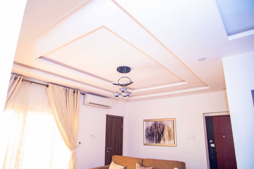 Synergyrealpro's tweet image. Our exquisite two-bedroom apartment is  available for short-term let. It's located in a prime location and it's fully furnished with a well-equipped kitchen, and comfortable bedrooms, gas cooker ,washing machine, oven etc .
price : #65,000 per day
Contact: 08188862193