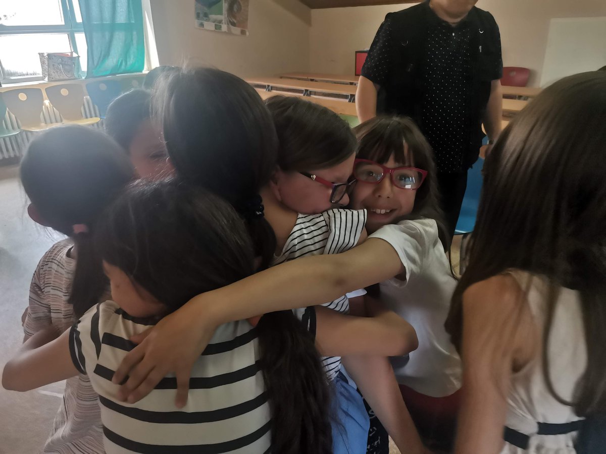 Zrbiblio's tweet photo. za štafetne susrete su učionice na otvorenom - proleće i mladost, ruku pod ruku. Najlepše stranice sa pesmama su one koje autori ukrase crtežima. Štafeta je "pet frendli" manifestacija. Na Štafetama i pesnici i bibliotekari porastu, pa budu deca. https://t.co/tJSqPSbNi7