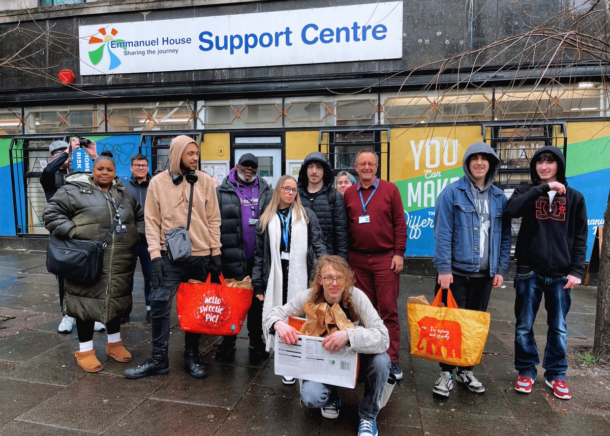 On Monday, this wonderful group from Confetti celebrated Ramadan by preparing lunches for those who are homeless, donating some to us 😊 This activity perfectly encapsulates the charitable spirit of Ramadan, and we're very grateful to everyone from @Confetti_ICT who took part!