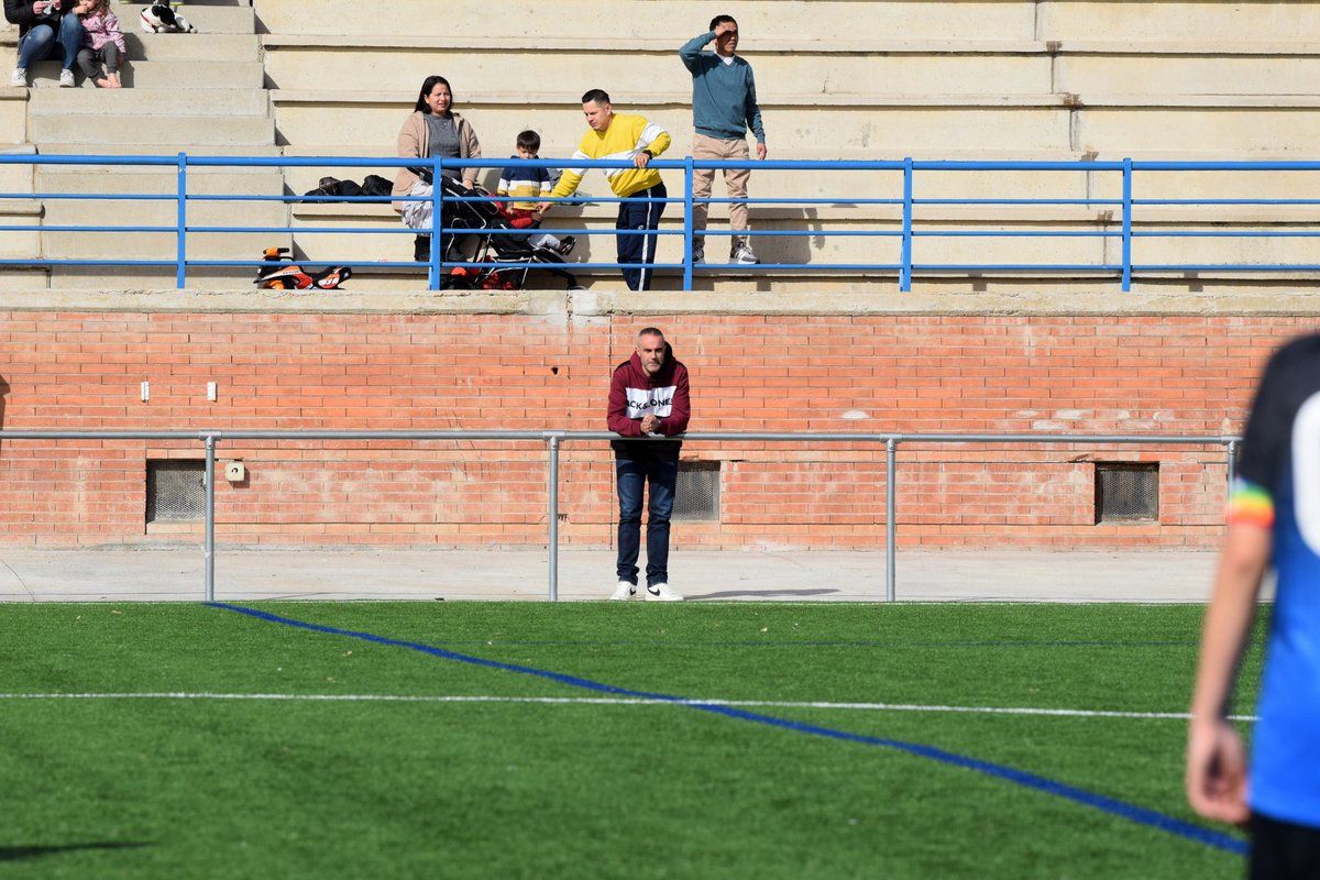CFAEspluguenc's tweet photo. L’Efren tampoc falla! 👀

Amb pluja o sense, jugui l’equip que jugui, si mires bé en qualsevol racó del Salt del Pi, allà el trobaràs! En un segon pla, però seguint les evolucions dels nostres equips! 

Gran, @efren2555! 🫶🏻

#SomEspluguenc | #Esplugues https://t.co/yqZnEPlCcH