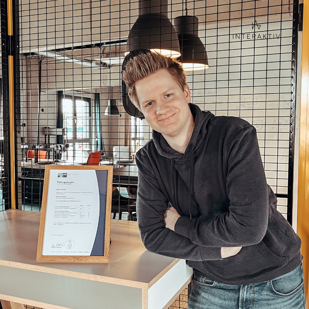 Schulbank drücken und für Prüfungen lernen war gestern, unser ehemaliger Azubi Mike hat seine Abschlussprüfung zum Fachinformatiker bestanden! 🎓👏 Wir gratulieren dir zu deiner tollen Leistung! Einfach mal ein halbes Jahr abgekürzt … very well done! 🎉 #TeamInteraktiv #Congrats