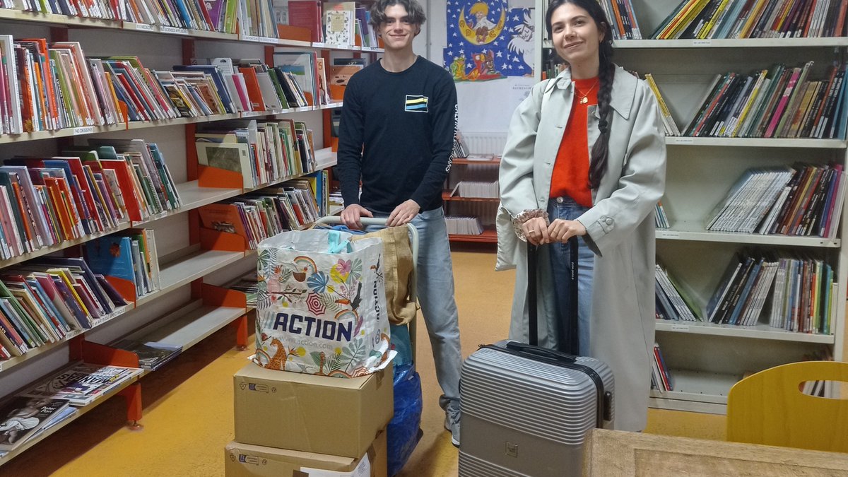 En route pour enrichir et faire vivre la bibliothèque de l'école Colette Magny B dans le 19ème, grâce aux livres de l'ADEL ! Merci pour votre soutien au projet de volontariat 'Ambassadeur du Livre' @CafdeParis @aurelifil @CEParis19Ouest