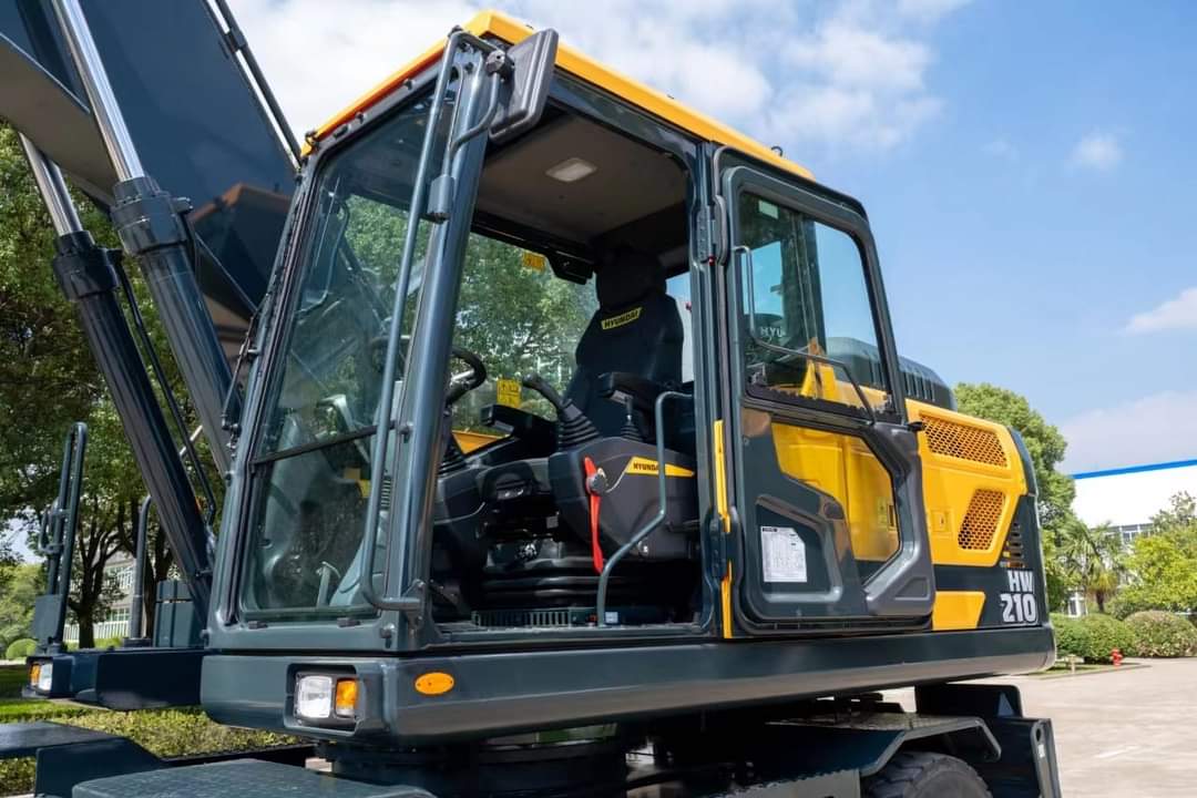 Beth_6_66's tweet photo. HYUNDAI wheeled excavator HW210🤩🤩🤩 https://t.co/8x4XbSvAHb