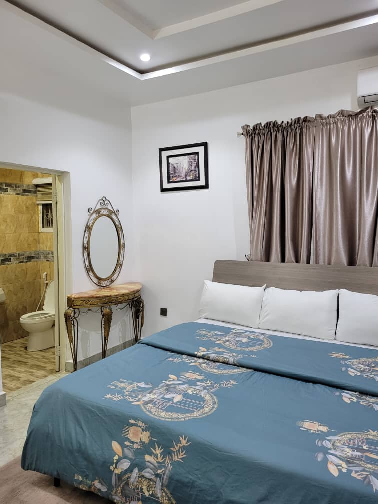 Synergyrealpro's tweet image. Our exquisite two-bedroom apartment is  available for short-term let. It's located in a prime location and it's fully furnished with a well-equipped kitchen, and comfortable bedrooms.
price-#55,000 per night.