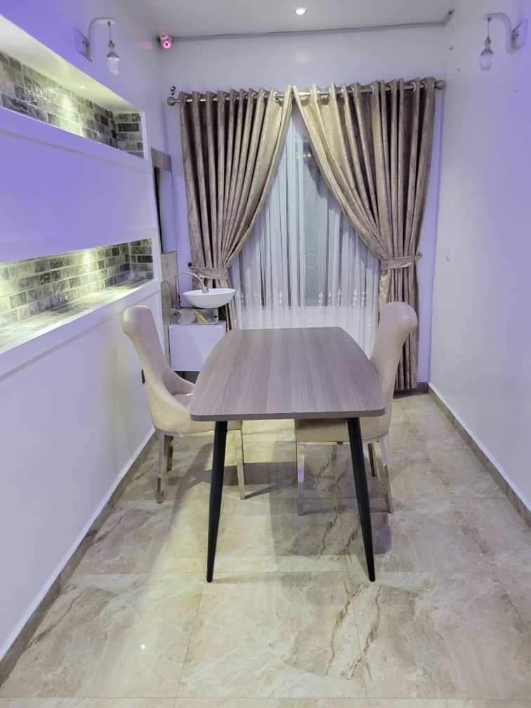 Synergyrealpro's tweet image. Our exquisite two-bedroom apartment is  available for short-term let. It's located in a prime location and it's fully furnished with a well-equipped kitchen, and comfortable bedrooms.
price-#55,000 per night.
