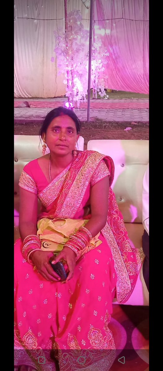मेरी बहन माधुरी देवी डॉक्टर अनमोल यादव द्वारा गलत दवाएं देकर हत्या कर दिया दुबग्गा थाना में एफआईआर नही लिख रहे हैं पीएम रिपोर्ट भी हैं हैं फिर एफआईआर नही लिखी जा रही हैं बिना लाइसेंस डिग्री धारक ऐसे कई लोगो की जान ले सकता हैं पलिया क्लीनिक रहने चौधरी खेरा काकोरी लखनऊ
