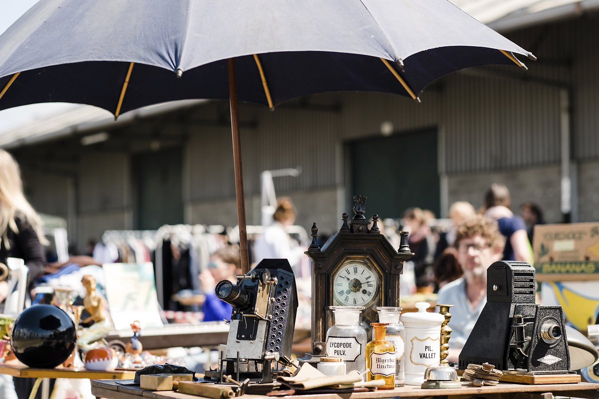 Stad_Antwerpen's tweet photo. Ga snuisteren tussen de kraampjes op de Antwerpse #rommelmarkten om tweedehandskledij, oude LP’s, #vintage meubels en andere unieke items te scoren. 📻🧥🤩 Zet ze in je #agenda! Meer info ➡️ https://t.co/n5CJpw9vY1. https://t.co/9vyEqX3Klp