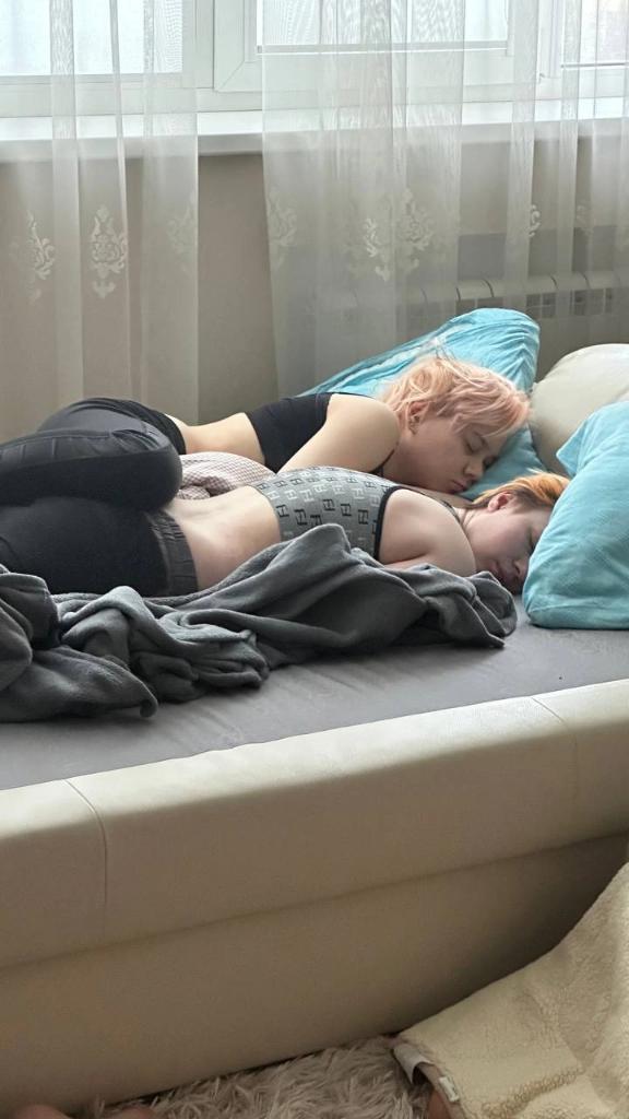Мне так нравится эта фотка <3
Я так люблю всратые фотки когда ты спишь